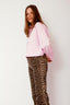 yaslee-blouse-met-knoopsluiting-roze-YAS-model-zijaanzicht 2