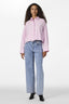 yaslee-blouse-met-knoopsluiting-roze-YAS-model-vooraanzicht 5