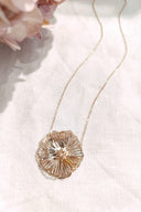 flore-halsketting-goudkleurig-bloemhanger-sweet-like-you-productfoto-vooraanzicht-1