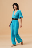 blauwe-massika-jumpsuit-met-kruishals-elastische-tailleband-korte-mouwen-grace-and-mila-model-vooraanzicht-1