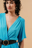 blauwe-massika-jumpsuit-met-kruishals-elastische-tailleband-korte-mouwen-grace-and-mila-model-close-up-vooraanzicht-1