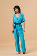 blauwe-massika-jumpsuit-met-kruishals-elastische-tailleband-korte-mouwen-grace-and-mila-model-vooraanzicht-2