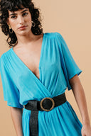 blauwe-massika-jumpsuit-met-kruishals-elastische-tailleband-korte-mouwen-grace-and-mila-model-close-up-vooraanzicht-2