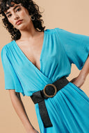 blauwe-massika-jumpsuit-met-kruishals-elastische-tailleband-korte-mouwen-grace-and-mila-model-close-up-vooraanzicht-3