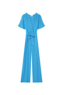 blauwe-massika-jumpsuit-met-kruishals-elastische-tailleband-korte-mouwen-grace-and-mila-productfoto-vooraanzicht-1