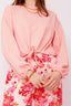 noor-sweater-roze-met-koord-studio-amaya-model-close-up-1