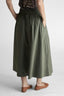 yara-poplin-rok-midi-neo-noir-khaki-model-achteraanzicht-1