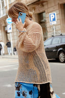 something-blue-iphone-hoesje-blauw-atelje-model-vooraanzicht-1