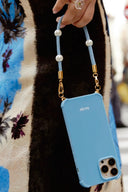 something-blue-iphone-hoesje-blauw-atelje-model-vooraanzicht-2