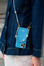 something-blue-iphone-hoesje-blauw-atelje-model-vooraanzicht-3
