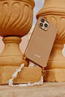 caramel-iphone-hoesje-bruin-atelje-productfoto-vooraanzicht-1