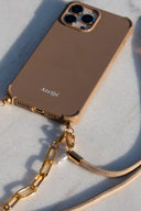 caramel-iphone-hoesje-bruin-atelje-productfoto-vooraanzicht-3