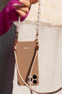 caramel-iphone-hoesje-bruin-atelje-model-vooraanzicht-4