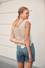 yasnola-knit-top-beige-mouwloos-yas-model-achteraanzicht-1