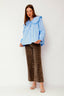 grote-kraag-blouse-blauw-katoen-met-ruche-sweet-like-you-model-vooraanzicht-1