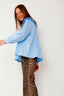 grote-kraag-blouse-blauw-katoen-met-ruche-sweet-like-you-model-zijaanzicht-1
