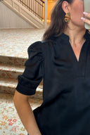 roella-heavy-sateen-blouse-zwart-Neo Noir-model-detail