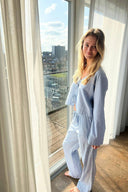 sonar-blauwe-gestreepte-broek-neo-noir-model-zijaanzicht-1