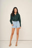 sandra-denim-jeans-short-lichtblauw-sweet-like-you-model-vooraanzicht-2