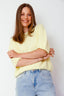 charline-sweater-korte-mouwen-geel-sweet-like-you-model-vooraanzicht-1