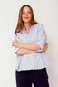 dalma-stripe-blouse-blauw-neo noir-model-vooraanzicht-1