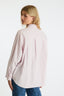 dalma-stripe-blouse-roze-neo noir-model-achteraanzicht-2