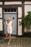 jayla-top-mouwloos-losvallend-borduursels-gebroken-wit-model-vooraanzicht-2