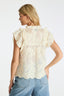 jayla-top-mouwloos-losvallend-borduursels-gebroken-wit-model-achteraanzicht-1
