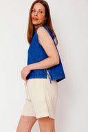 shea-linnen-short-beige-neo-noir-model-zijaanzicht-2