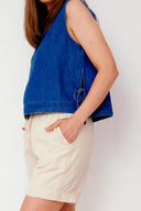 shea-linnen-short-beige-neo-noir-model-zijaanzicht-3