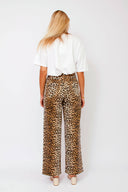 yasleonora-jeans-luipaardprint-yas-model-achteraanzicht