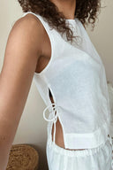 svetlana-linnen-mouwloze-top-white-neo-noir-modelfoto-zijaanzicht-2