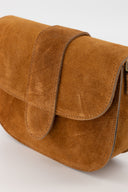 maan-suede-schoudertas-camel-bruin-sweet-like-you-productfoto-vooraanzicht-2