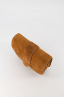maan-suede-schoudertas-camel-bruin-sweet-like-you-productfoto-bovenaanzicht-1