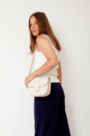 maan-leren-schoudertas-cream-ecru-sweet-like-you-model-vooraanzicht-2