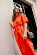 flora-suede-schoudertas-luipaard-bruin-sweet-like-you-model-vooraanzicht-2