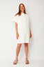 korte-hemd-jurk-wit-katoen-knoopsluiting-sweet-like-you-model-vooraanzicht-