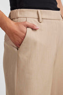 yaslikka-hoge-taille-geribbelde-broek-beige-yas-model-detail