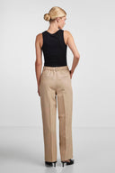 yaslikka-hoge-taille-geribbelde-broek-beige-yas-model-achteraanzicht