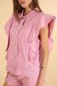 flounce-mouwloos-denim-jasje-roze-sweet-like-you-model-close-up-1