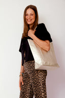 cecile-shopper-leer-tote-bag-goud-sweet-like-you-model-zijaanzicht-1