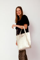 cecile-shopper-leer-tote-bag-goud-sweet-like-you-model-zijaanzicht-2