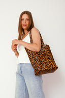 cecile-shopper-leer-tote-bag-luipaard-sweet-like-you-model-zijaanzicht-1