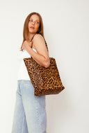 cecile-shopper-leer-tote-bag-goud-sweet-like-you-model-zijaanzicht-2