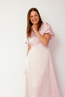 illana-satijnen-maxi-jurk-roze-pofmouw-v-hals-neo-noir-model-vooraanzicht-3