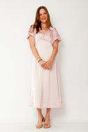 illana-satijnen-maxi-jurk-roze-pofmouw-v-hals-neo-noir-model-vooraanzicht-4