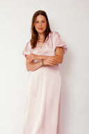 illana-satijnen-maxi-jurk-roze-pofmouw-v-hals-neo-noir-model-vooraanzicht-5