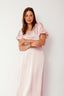 illana-satijnen-maxi-jurk-roze-pofmouw-v-hals-neo-noir-model-vooraanzicht-5