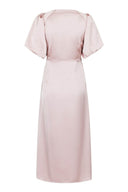 illana-satijnen-maxi-jurk-roze-pofmouw-v-hals-neo-noir-productfoto-achteraanzicht-1