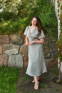 illana-satijnen-maxi-jurk-groen-pofmouw-v-hals-neo-noir-model-vooraanzicht-1